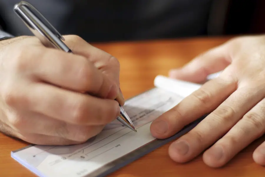 Roma, conti correnti per depositare assegni di provenienza illegale: arresti