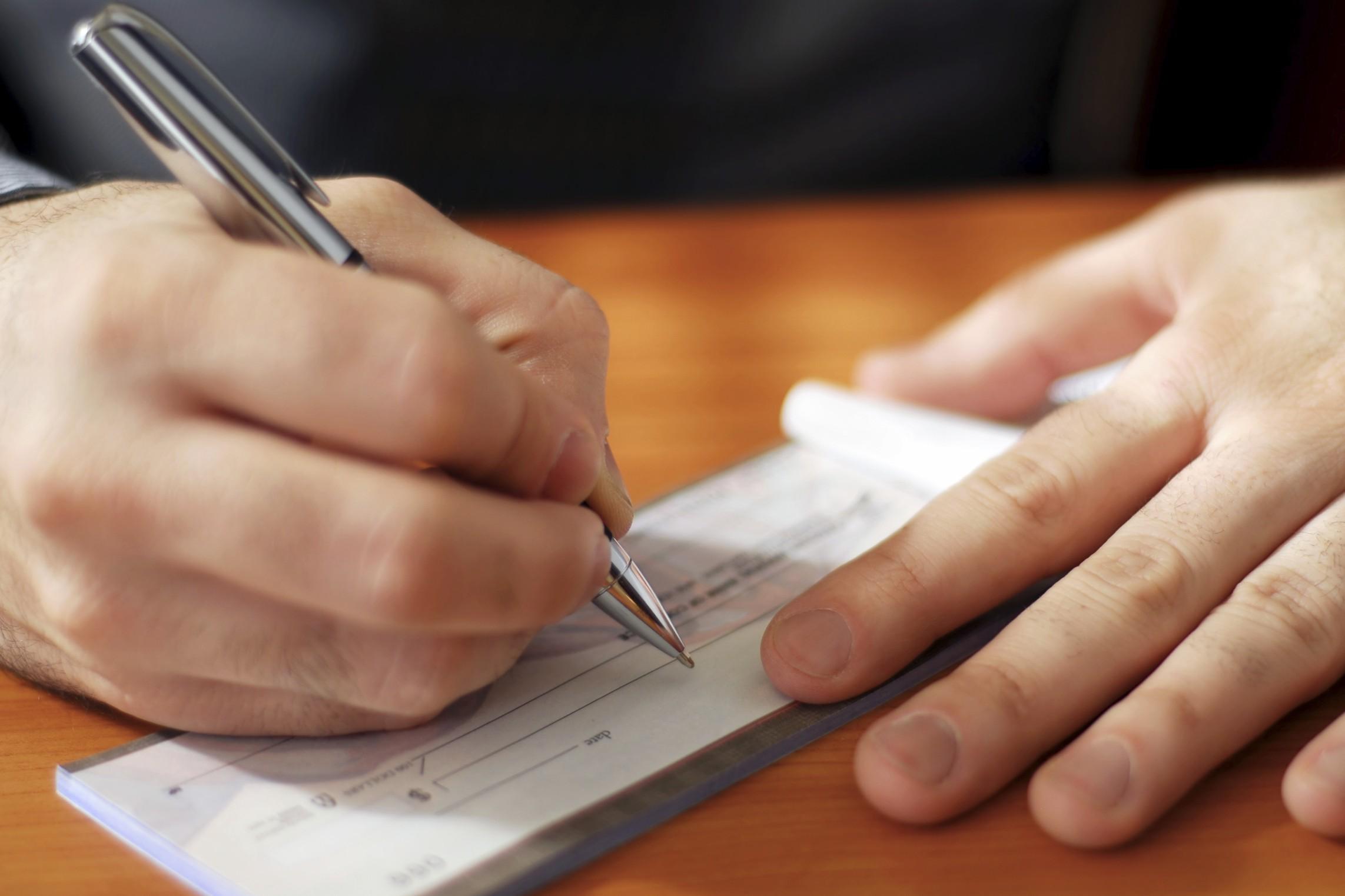 Roma, conti correnti per depositare assegni di provenienza illegale: arresti