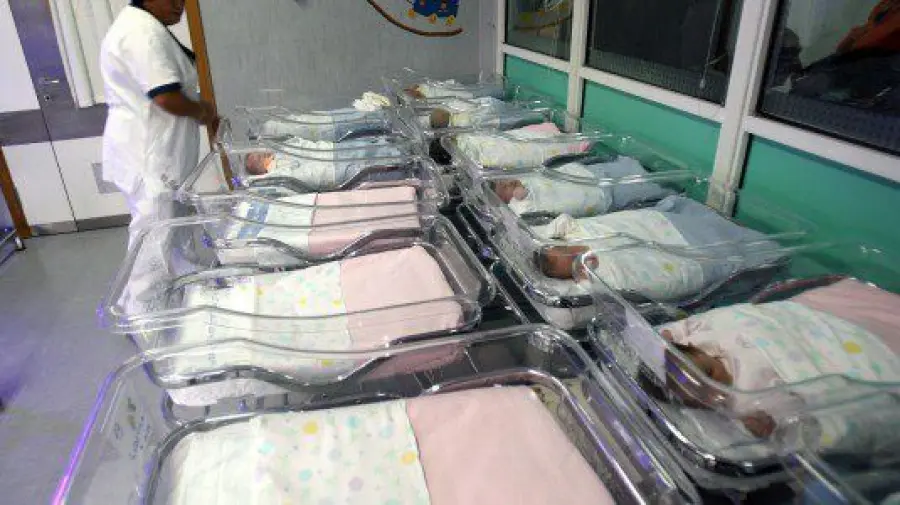 Nascite a picco in Italia: record negativo nel 2014, calano decessi