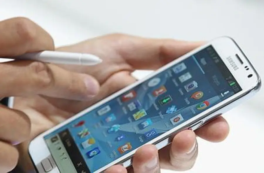 Confcommercio, italiani spendono molto per cellulari: cala spesa per cibo