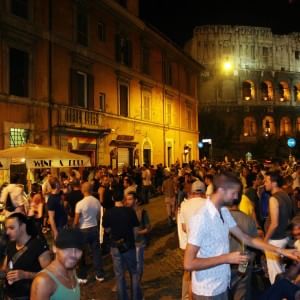 Omofobia a Roma, gay picchiato a due passi dal Colosseo: aggressori fuggiti