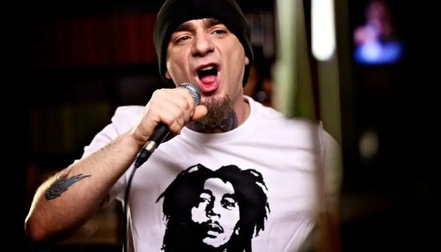 J-Ax, "Il bello di essere brutti" primo in classifica: Mengoni scalzato