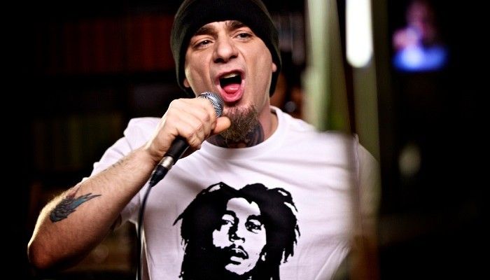 J-Ax, "Il bello di essere brutti" primo in classifica: Mengoni scalzato