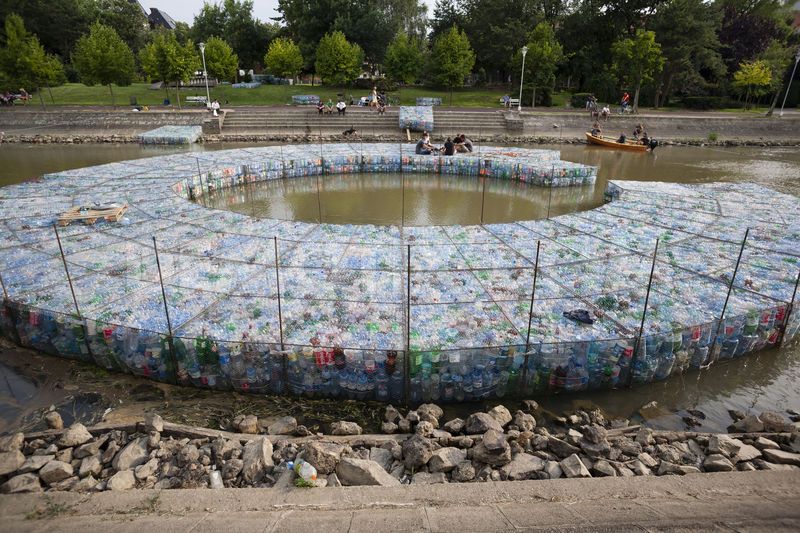 Romania, ponte creato con bottiglie di plastica: regge 200 persone