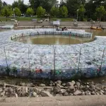 Romania, ponte creato con bottiglie di plastica: regge 200 persone