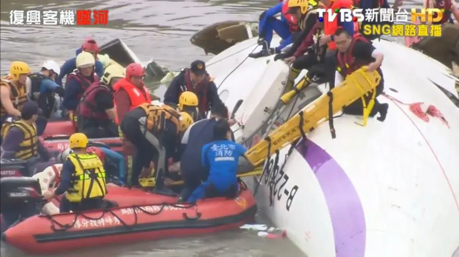 Taiwan, aereo finisce nel fiume dopo decollo: 8 morti