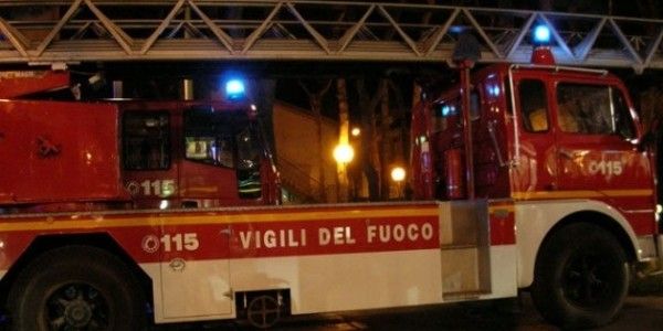 Pomezia: incendio in palazzo, muore 42enne. Vigili del fuoco salvano genitori
