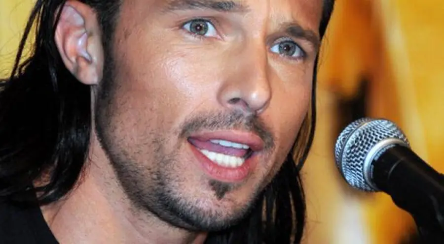 Power Rangers: Riccardo Medina Jr uccide uomo con spada, poi chiama soccorsi