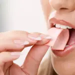 Carie, gomma da masticare la favorisce: consigli degli esperti