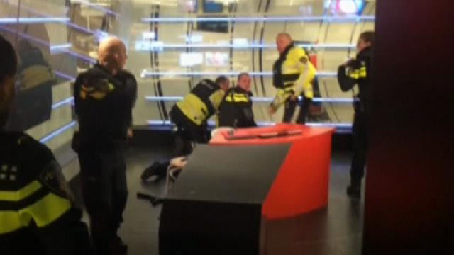 Amsterdam, uomo armato irrompe in sede Nos: bloccato