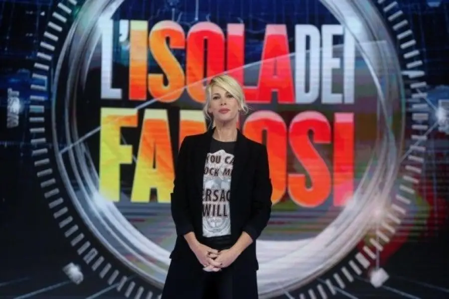 Isola dei Famosi, Marcuzzi annuncia 13esimo naufrago: sarà Cristina Buccino o Margot Ovani?