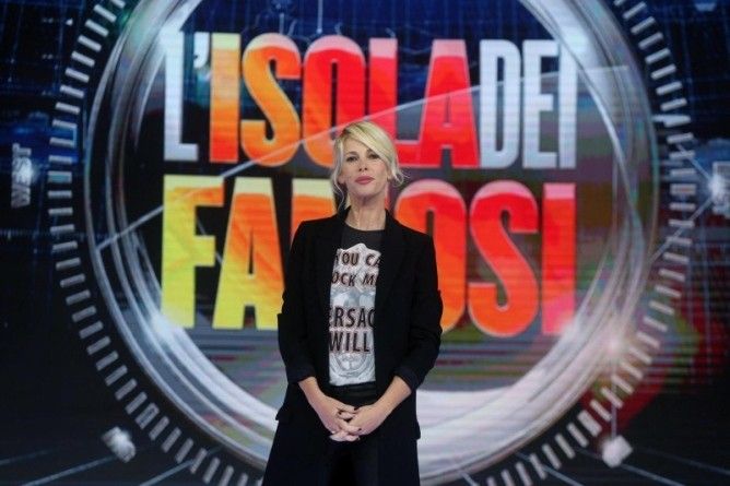 Isola dei Famosi, Marcuzzi annuncia 13esimo naufrago: sarà Cristina Buccino o Margot Ovani?