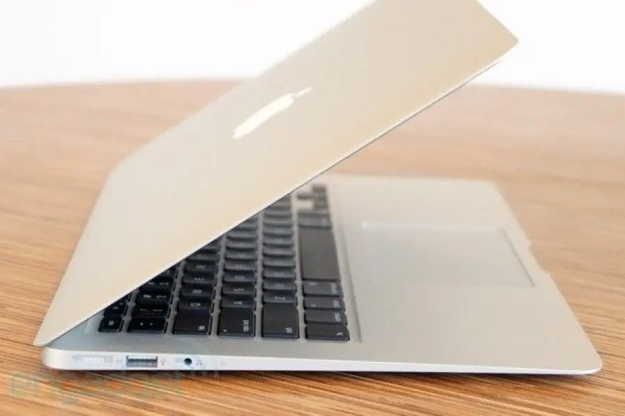 MacBook Air da 12": prime foto sul web, design della linea Pro
