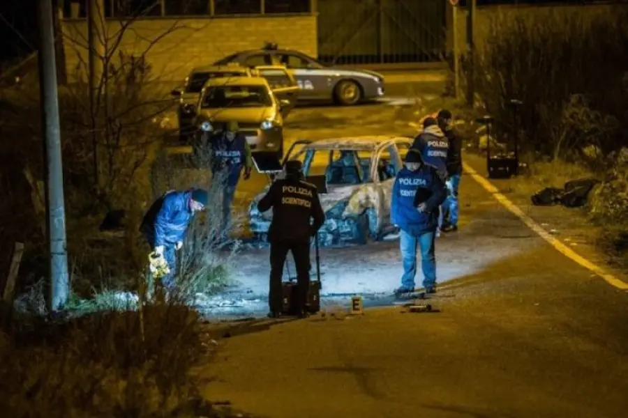 Lamezia Terme: imprenditore edile freddato mentre rincasava, auto in fiamme