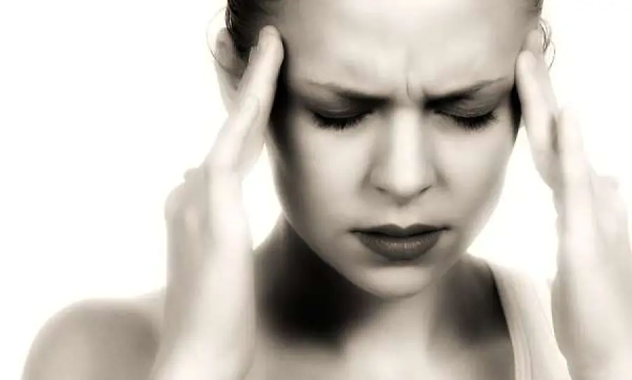 Mal di testa: curarlo con ginnastica posturale, altro che farmaci