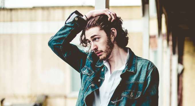 Hozier, "Take me to the church" incassa 80 milioni di views su YouTube: successo planetario