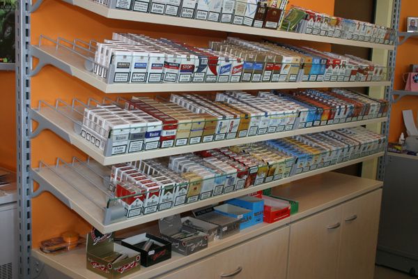 Prezzo sigarette aumenta: stangata per fumatori, pacchetto Marlboro Gold a 5.20 euro