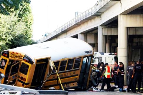 Texas, autobus cade da cavalcavia e viene travolto da treno: 10 morti