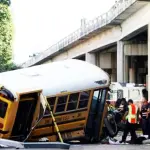 Texas, autobus cade da cavalcavia e viene travolto da treno: 10 morti