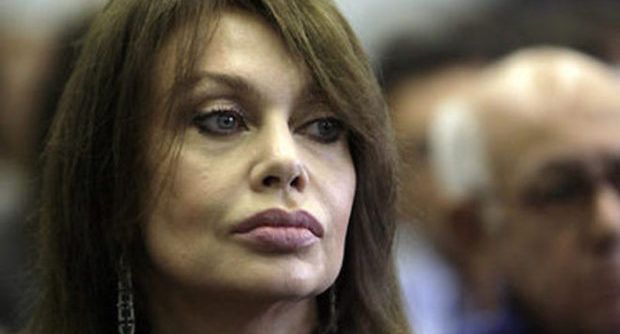 Veronica Lario flirta con uomo misterioso: paparazzata al ristorante