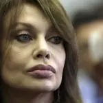 Veronica Lario flirta con uomo misterioso: paparazzata al ristorante