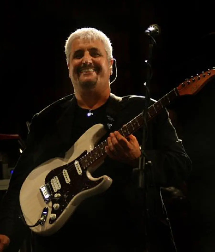 Pino Daniele: fan in fila davanti alla camera ardente, silenzio e commozione