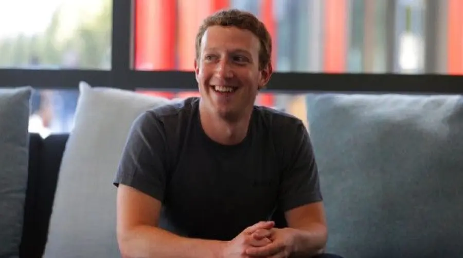 Facebook, Mark Zuckerberg chiede consigli su buoni propositi 2015
