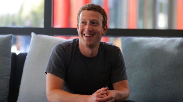 Facebook, Mark Zuckerberg chiede consigli su buoni propositi 2015