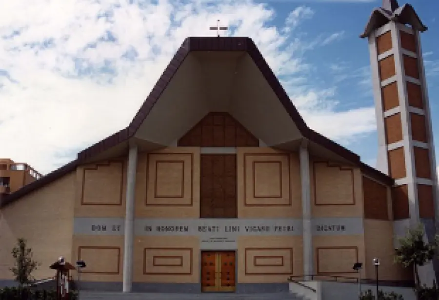 Roma, ordigno scoppia in chiesa: denunciati 6 ragazzi