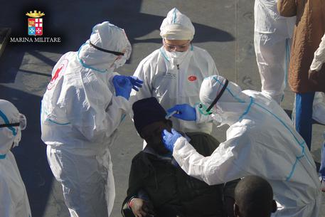 Sicilia, immigrato in isolamento per sospetta Tbc e malaria