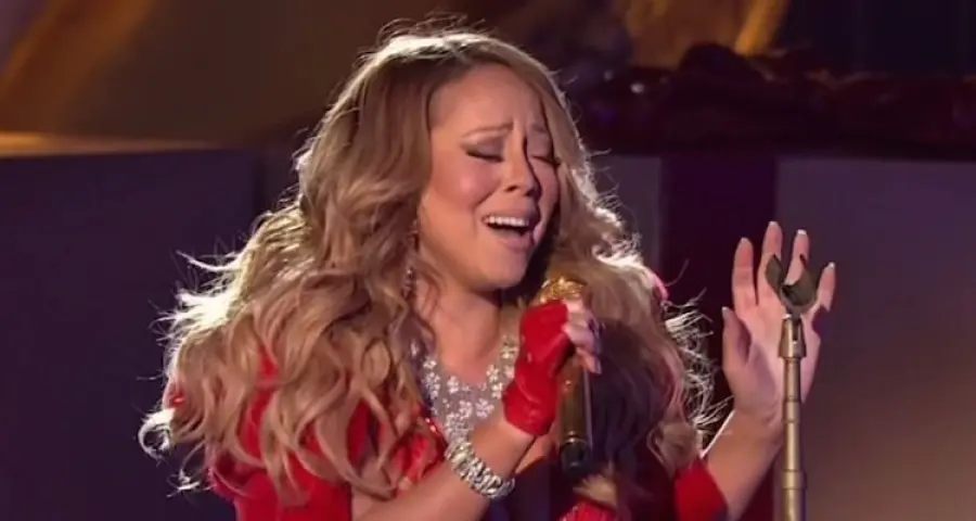 Mariah Carey incanta New York con show natalizio: selfie con Lady Gaga