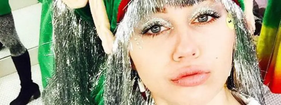 Miley Cyrus, party natalizio 'piccante': abito striminzito