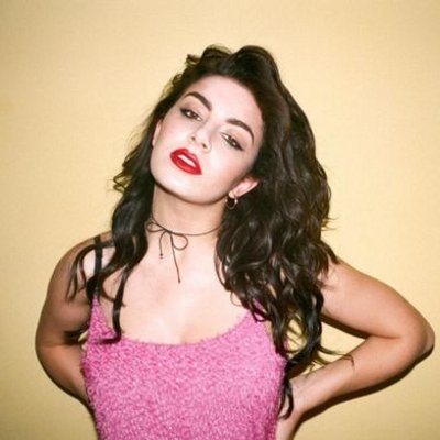 Charlie XCX: popstar talentuosa e glamour, red carpet da urlo ai Billboard Women in Music