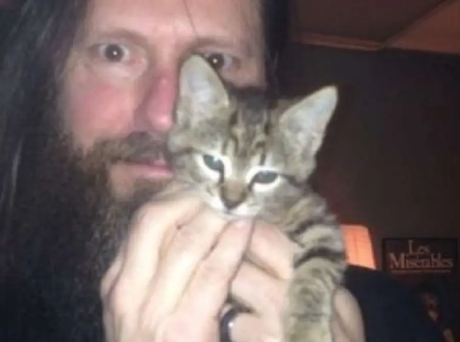 Slayer: band death metal dal cuore tenero, gattino acquistato da clochard