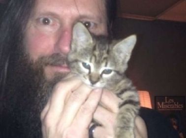 Slayer: band death metal dal cuore tenero, gattino acquistato da clochard