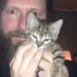 Slayer: band death metal dal cuore tenero, gattino acquistato da clochard