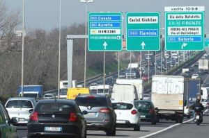 Roma, attraversa a piedi svincolo per Nomentana: travolto