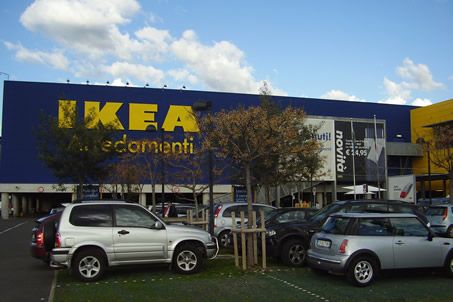 Roma, allarme sicurezza all'Ikea: clienti costretti ad uscire
