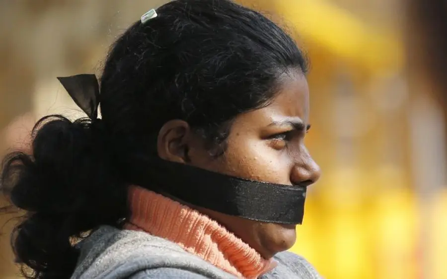 India, ragazza stuprata denuncia aguzzini: bruciata viva