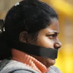 India, ragazza stuprata denuncia aguzzini: bruciata viva