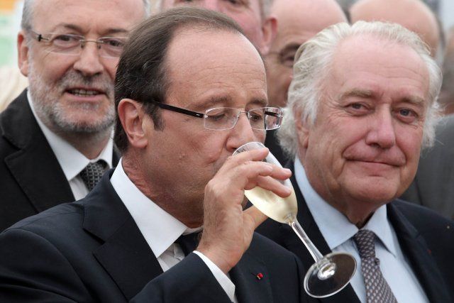Francia, Hollande vieta champagne all'Eliseo: "Roba da ricchi"