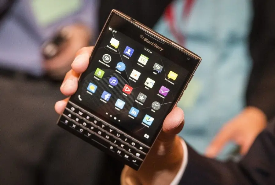 BlackBerry offre denaro a chi vuole disfarsi di un iPhone: strategia per il rilancio