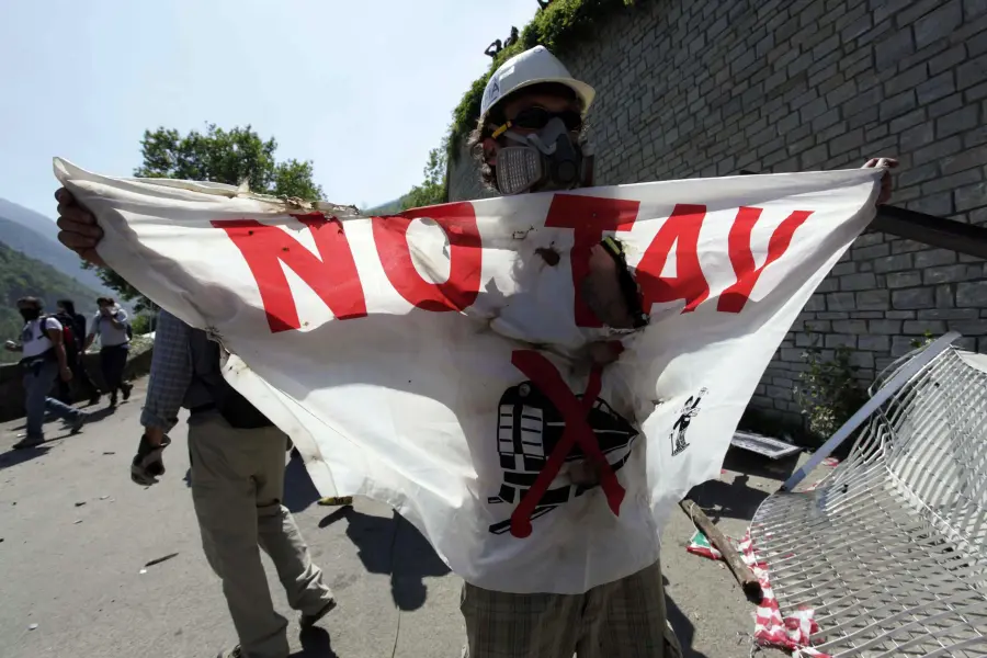 Torino, corteo No Tav si conclude con incendio finto compressore