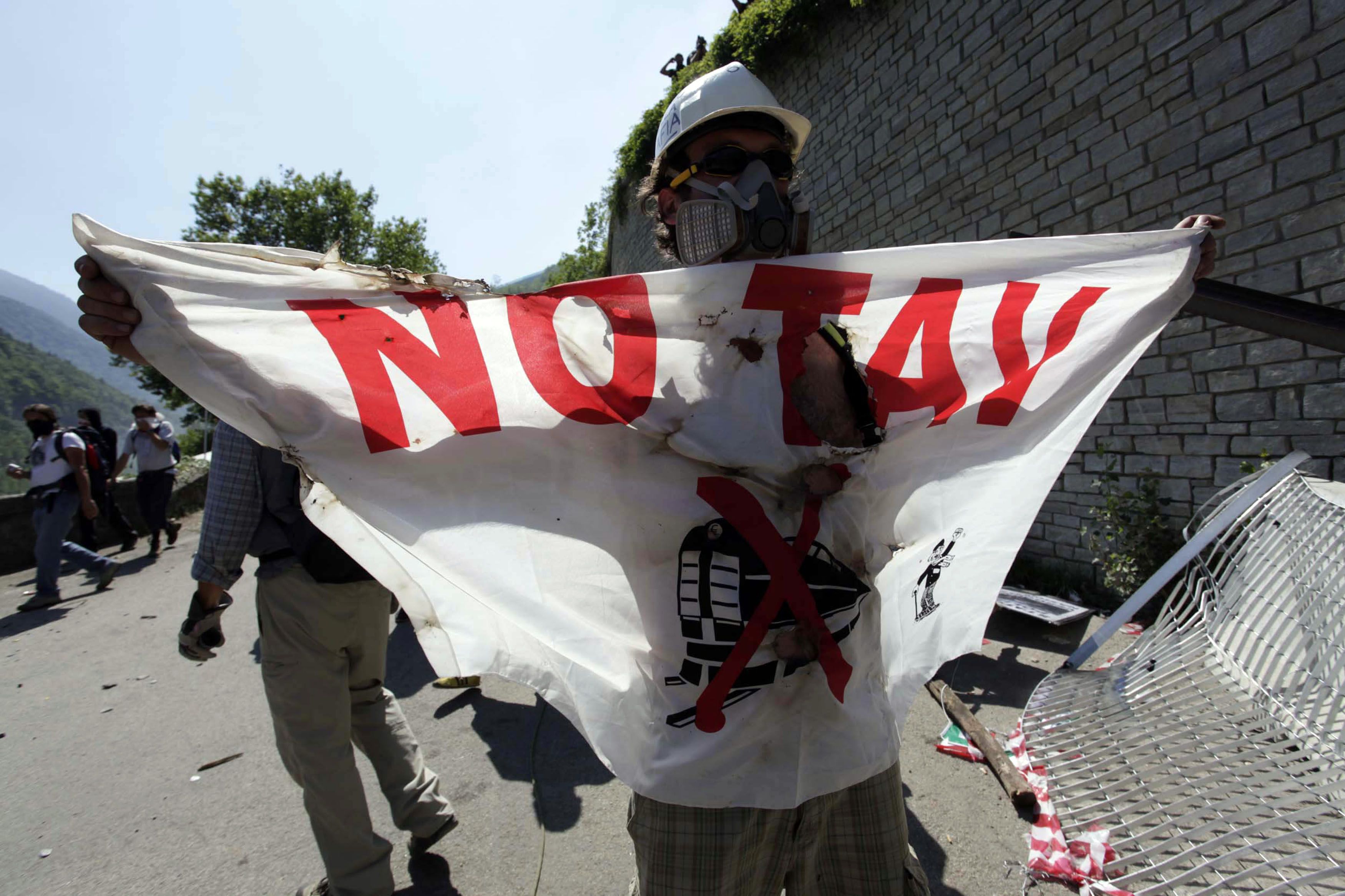 Torino, corteo No Tav si conclude con incendio finto compressore