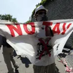 Torino, corteo No Tav si conclude con incendio finto compressore