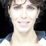 Giorgia danza in un cubo nel video di 