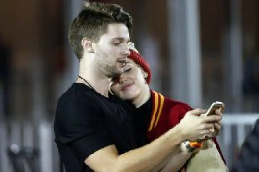 Miley Cyrus e Patrick Schwarzenegger: baci durante match di football americano
