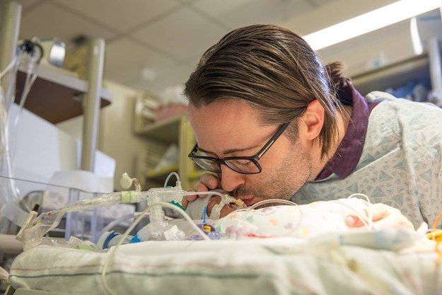 California, neonato muore: padre suona ninna nanna con chitarra