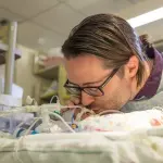 California, neonato muore: padre suona ninna nanna con chitarra