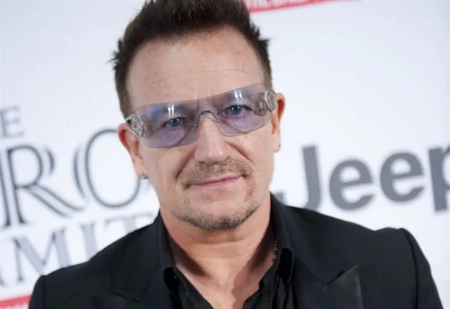 Bono Vox trema: aereo perde flap in volo, bagagli addio